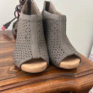 Giani Bernini Grey Laser Cut Peep Toe Booties Heel 8.5